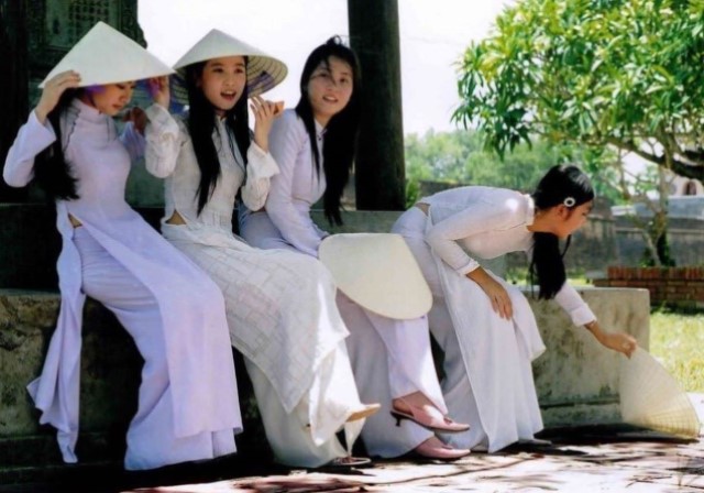白いアオザイを着た女子学生4人